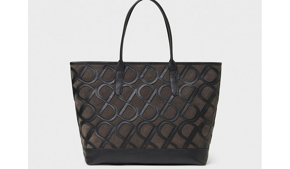 Saddler Parisa Toteväska