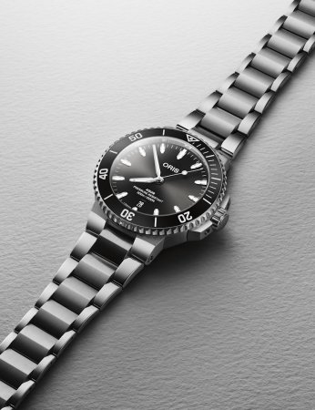 Oris Aquis Date 41,5mm svart